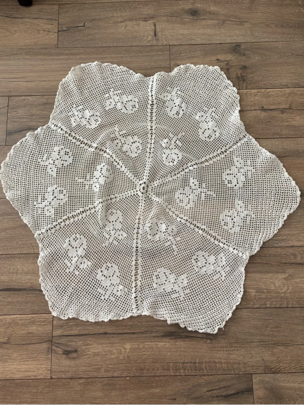 Hand Crocheted 42” Round Floral Lace Table Topper Cover Ivory White Doily Linen